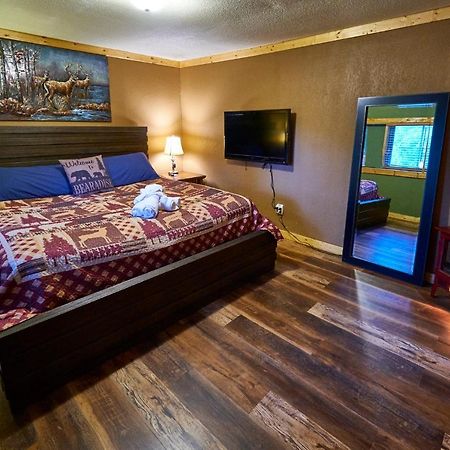 Steps From Downtown Pigeon Forge Parkway + Private Hottub And Firepit - Wifi - Firefly Bungalows 外观 照片