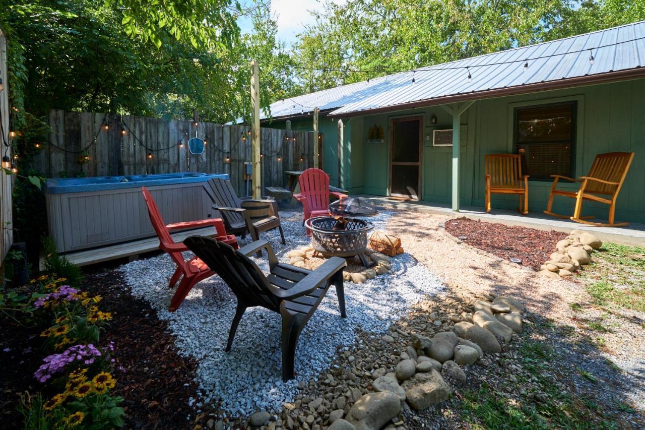 Steps From Downtown Pigeon Forge Parkway + Private Hottub And Firepit - Wifi - Firefly Bungalows 外观 照片