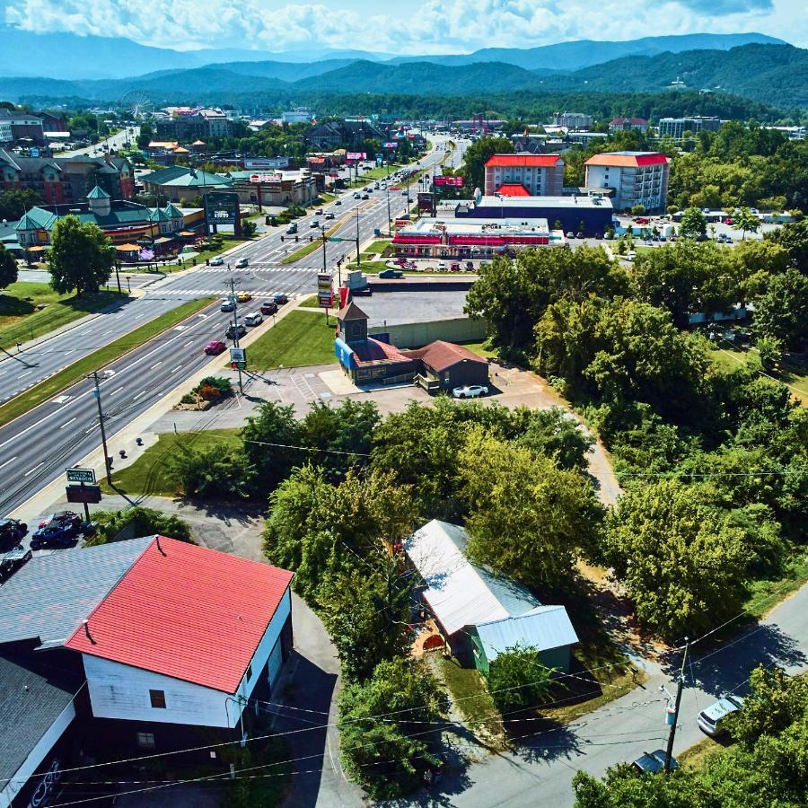 Steps From Downtown Pigeon Forge Parkway + Private Hottub And Firepit - Wifi - Firefly Bungalows 外观 照片