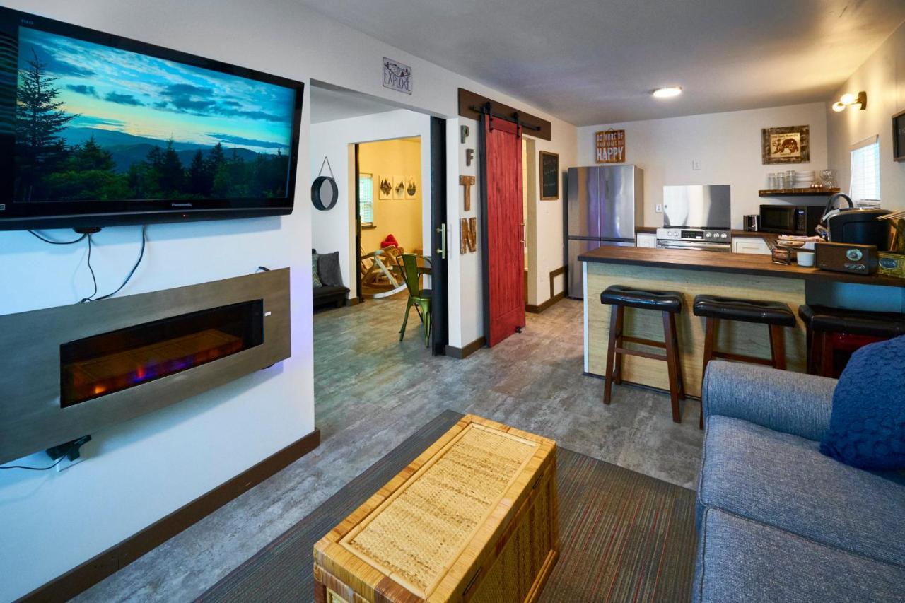 Steps From Downtown Pigeon Forge Parkway + Private Hottub And Firepit - Wifi - Firefly Bungalows 外观 照片