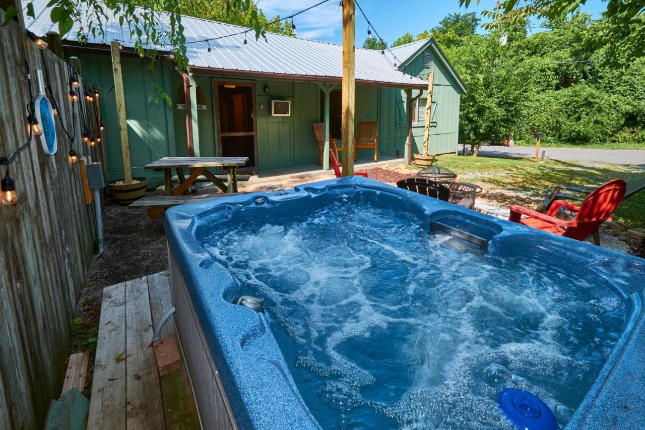 Steps From Downtown Pigeon Forge Parkway + Private Hottub And Firepit - Wifi - Firefly Bungalows 外观 照片