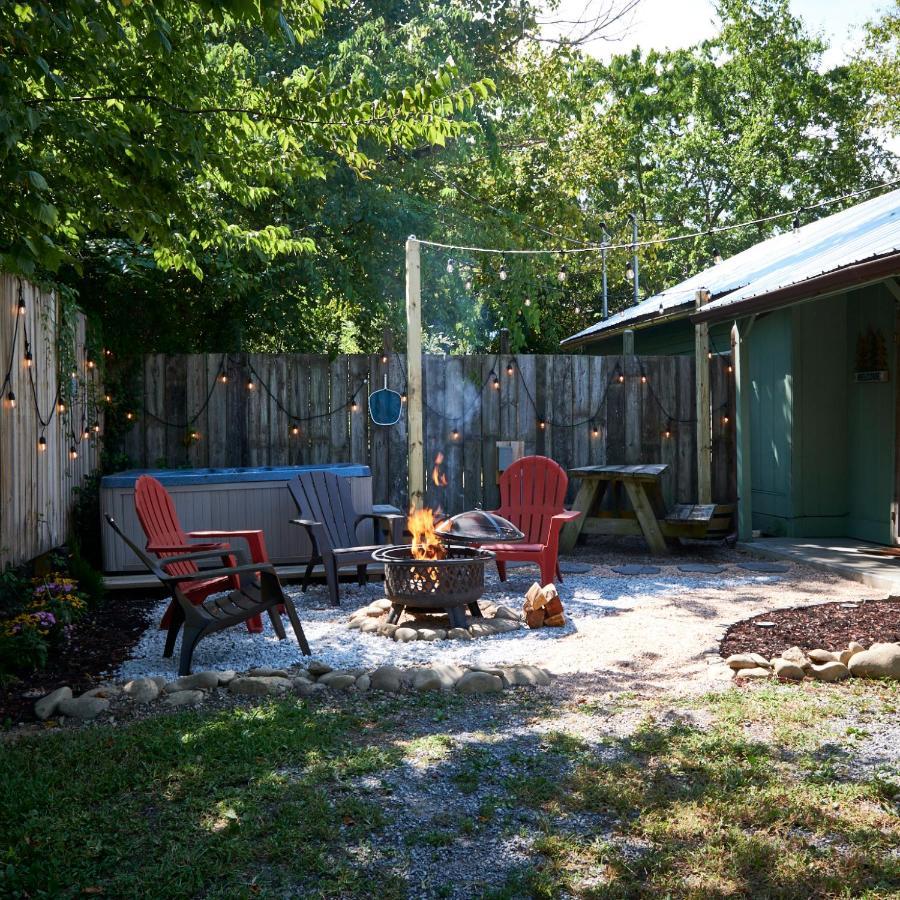 Steps From Downtown Pigeon Forge Parkway + Private Hottub And Firepit - Wifi - Firefly Bungalows 外观 照片
