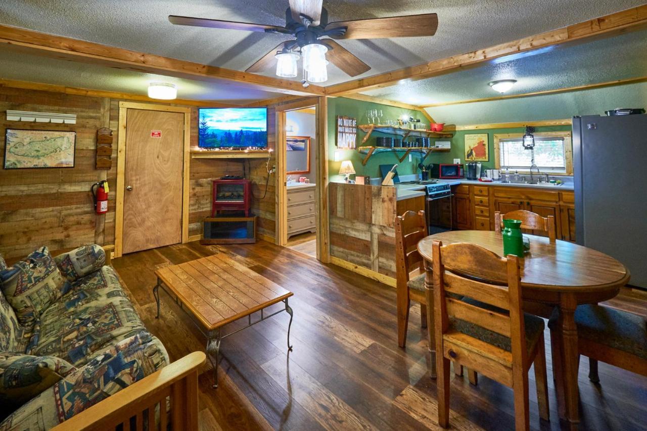 Steps From Downtown Pigeon Forge Parkway + Private Hottub And Firepit - Wifi - Firefly Bungalows 外观 照片