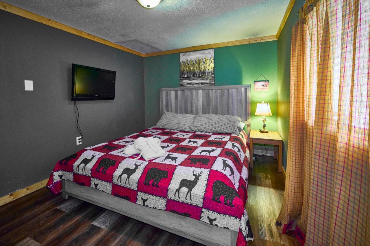 Steps From Downtown Pigeon Forge Parkway + Private Hottub And Firepit - Wifi - Firefly Bungalows 外观 照片