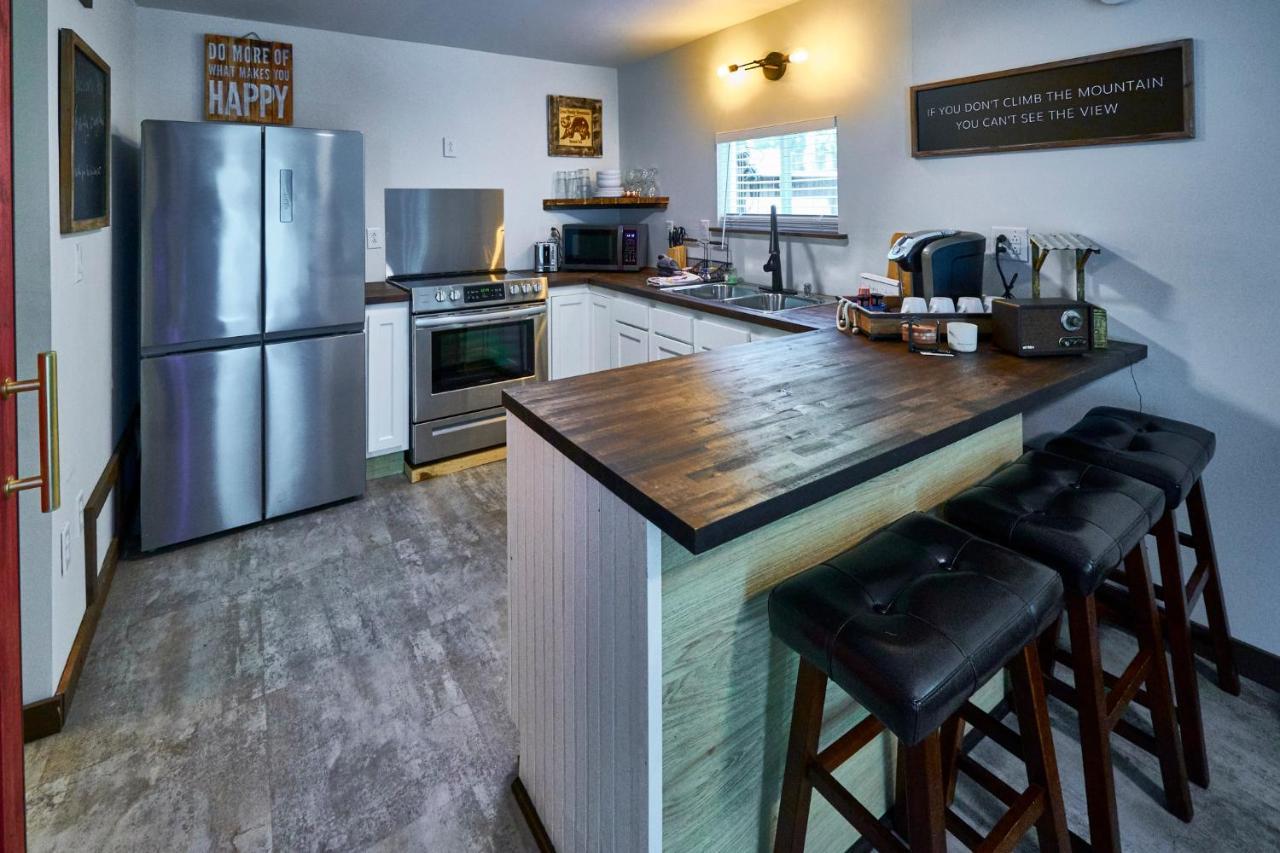 Steps From Downtown Pigeon Forge Parkway + Private Hottub And Firepit - Wifi - Firefly Bungalows 外观 照片