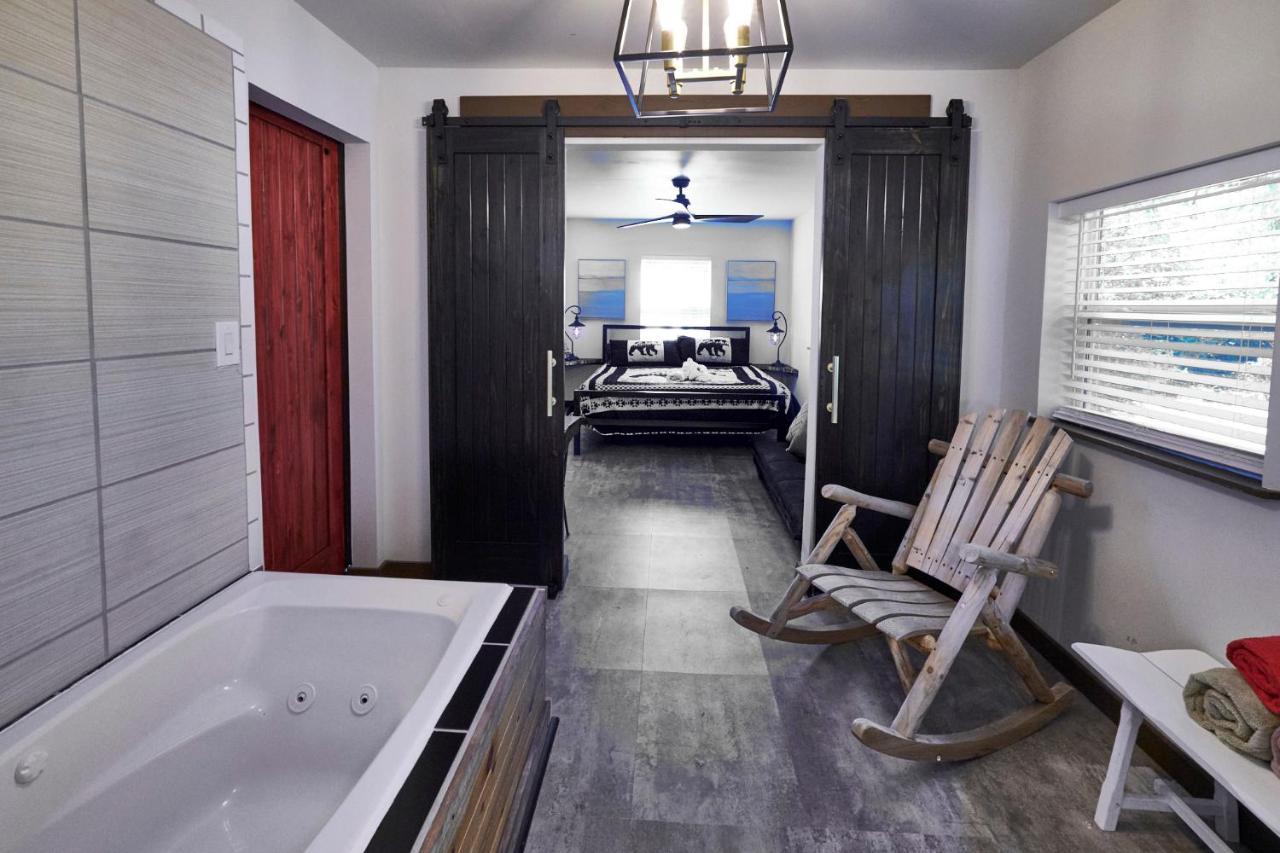 Steps From Downtown Pigeon Forge Parkway + Private Hottub And Firepit - Wifi - Firefly Bungalows 外观 照片