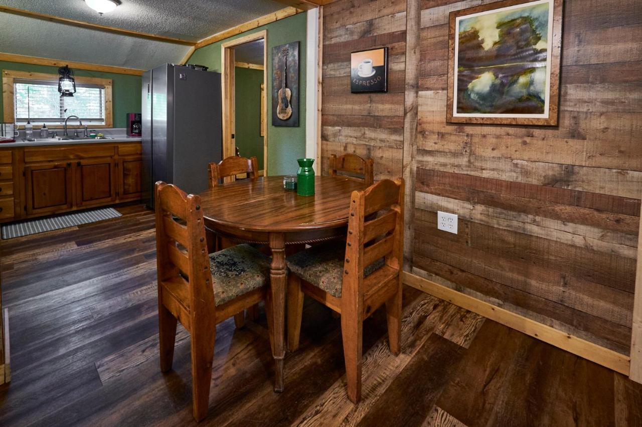 Steps From Downtown Pigeon Forge Parkway + Private Hottub And Firepit - Wifi - Firefly Bungalows 外观 照片