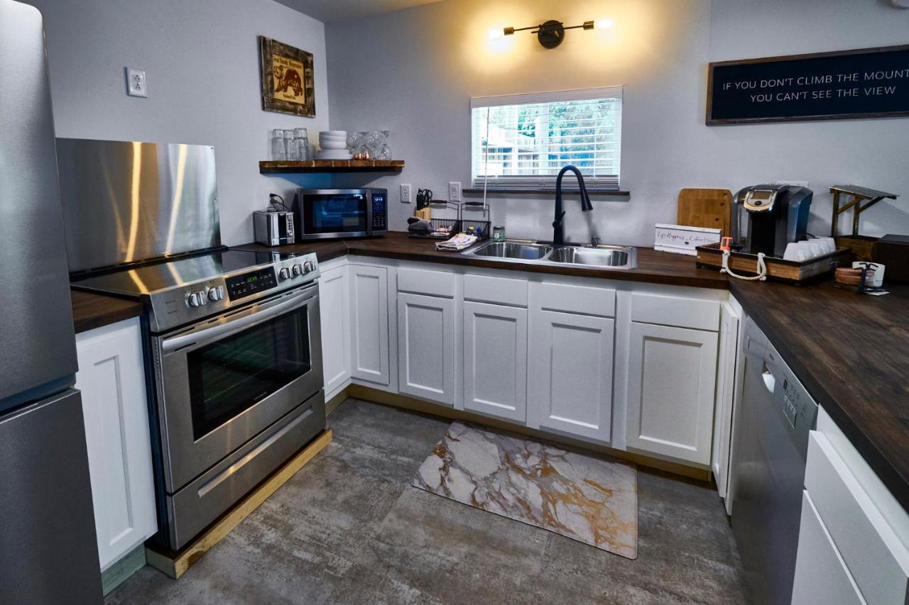 Steps From Downtown Pigeon Forge Parkway + Private Hottub And Firepit - Wifi - Firefly Bungalows 外观 照片