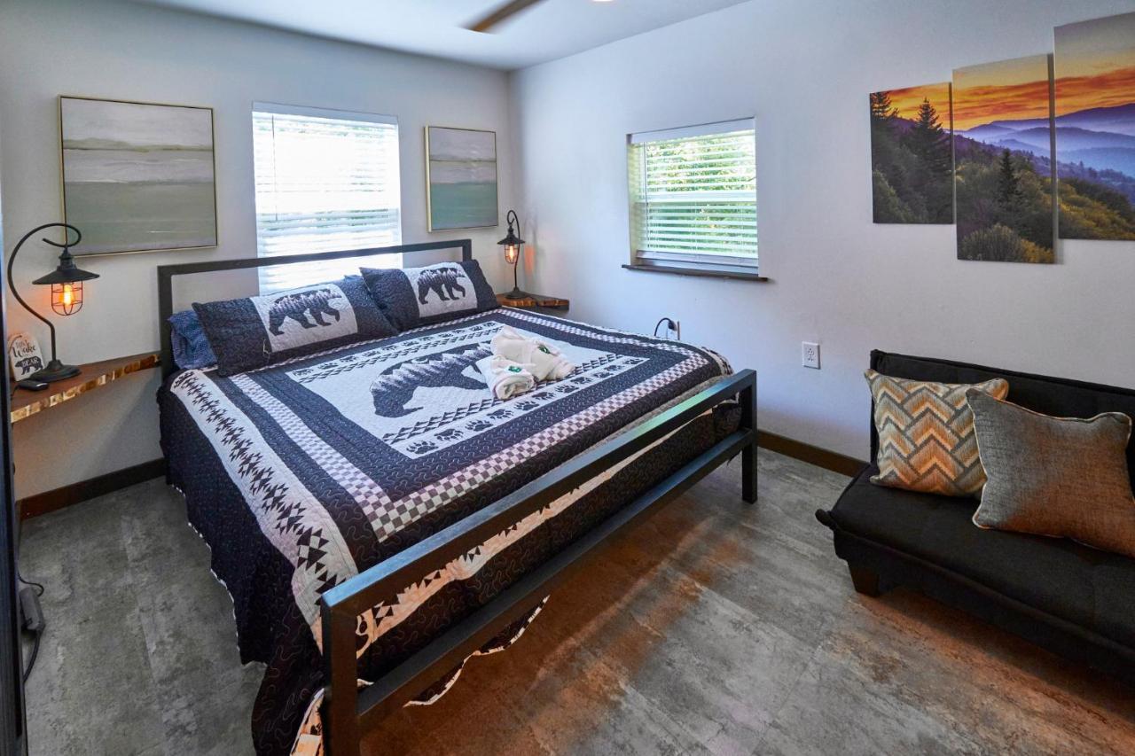 Steps From Downtown Pigeon Forge Parkway + Private Hottub And Firepit - Wifi - Firefly Bungalows 外观 照片