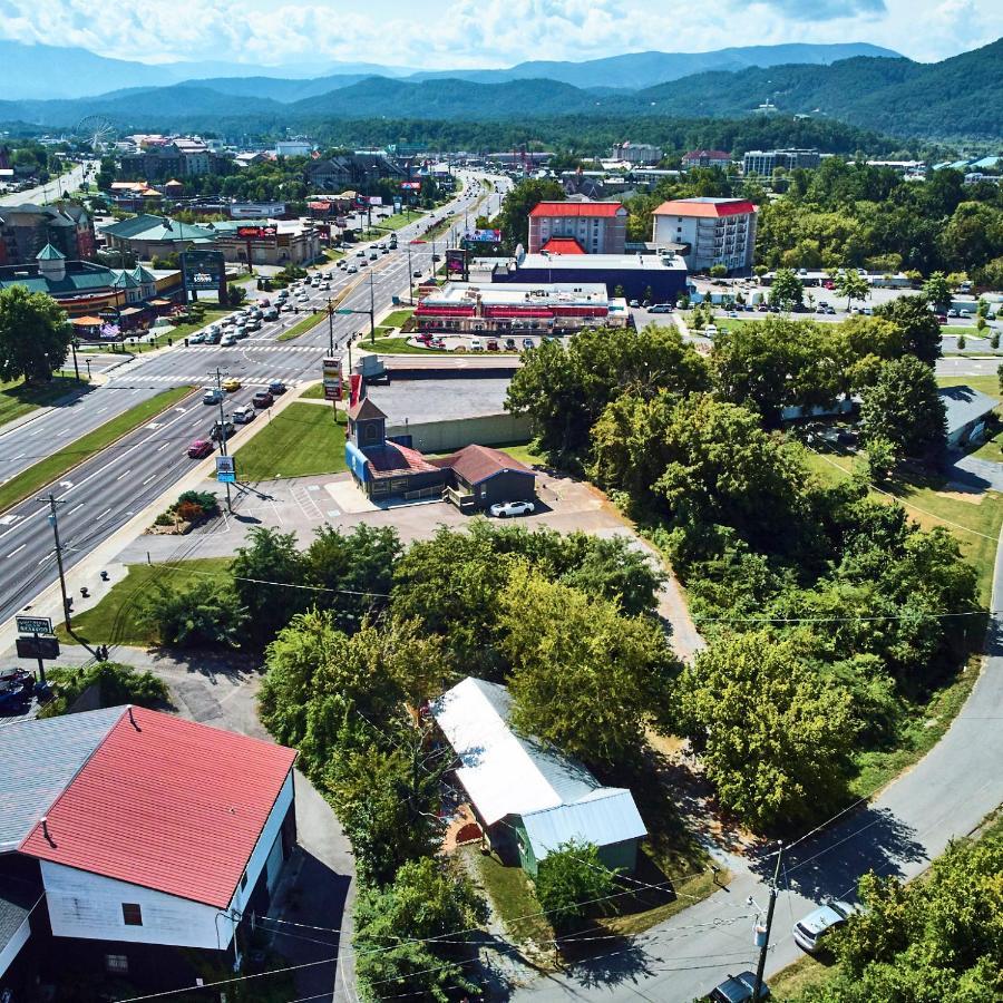 Steps From Downtown Pigeon Forge Parkway + Private Hottub And Firepit - Wifi - Firefly Bungalows 外观 照片