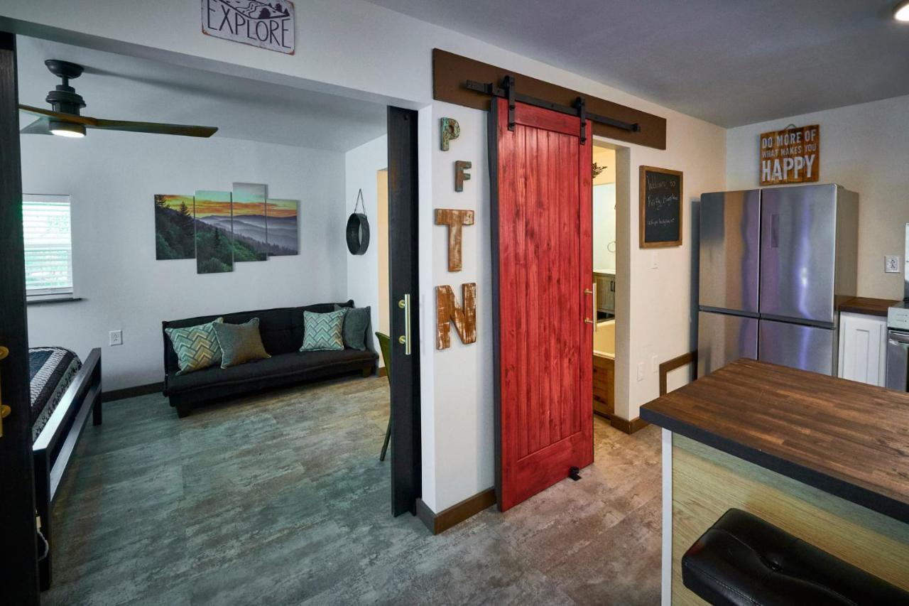 Steps From Downtown Pigeon Forge Parkway + Private Hottub And Firepit - Wifi - Firefly Bungalows 外观 照片