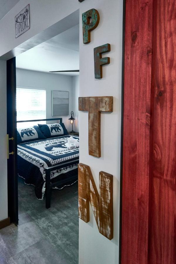 Steps From Downtown Pigeon Forge Parkway + Private Hottub And Firepit - Wifi - Firefly Bungalows 外观 照片