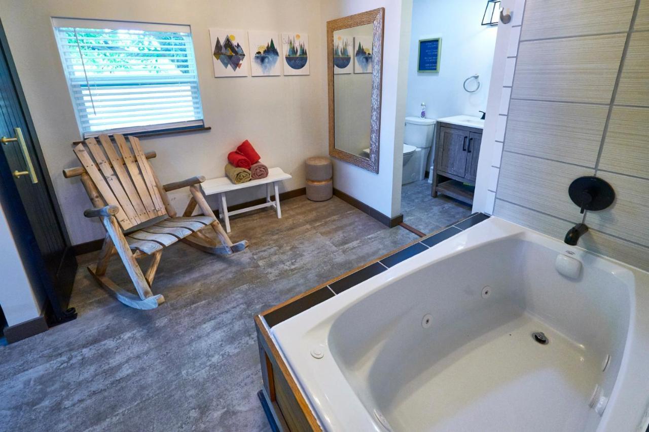 Steps From Downtown Pigeon Forge Parkway + Private Hottub And Firepit - Wifi - Firefly Bungalows 外观 照片