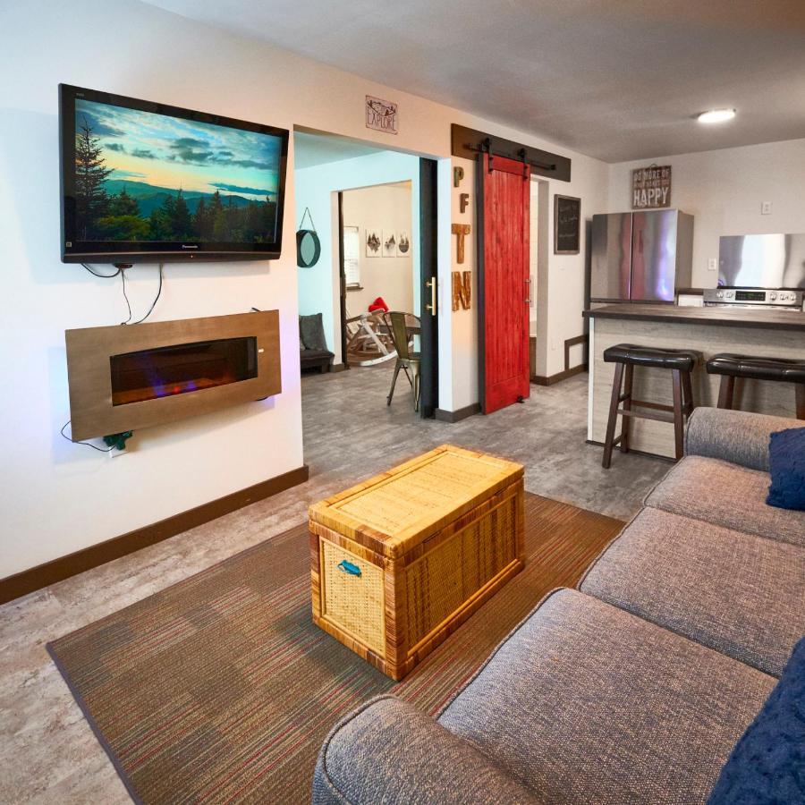 Steps From Downtown Pigeon Forge Parkway + Private Hottub And Firepit - Wifi - Firefly Bungalows 外观 照片