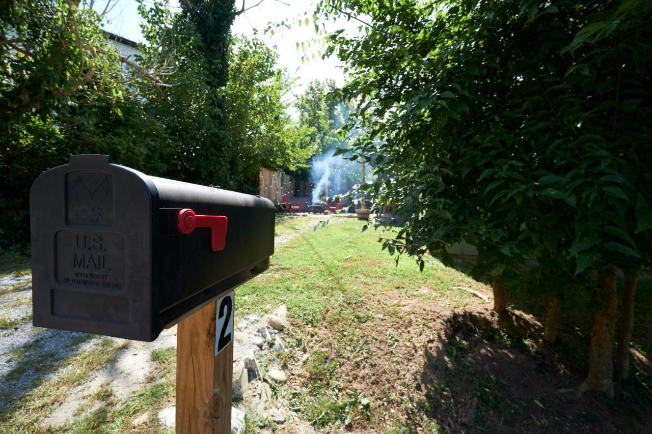 Steps From Downtown Pigeon Forge Parkway + Private Hottub And Firepit - Wifi - Firefly Bungalows 外观 照片