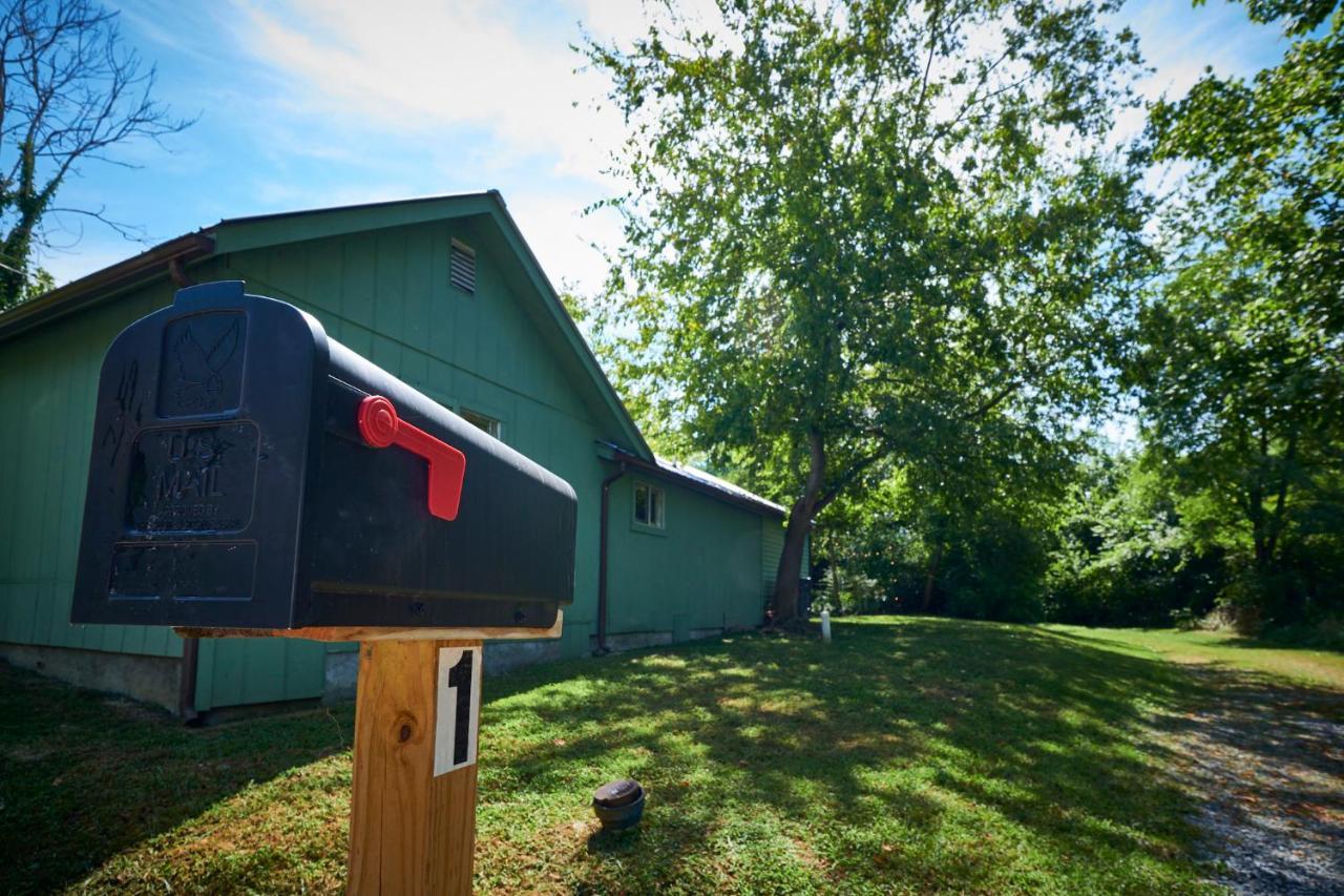 Steps From Downtown Pigeon Forge Parkway + Private Hottub And Firepit - Wifi - Firefly Bungalows 外观 照片
