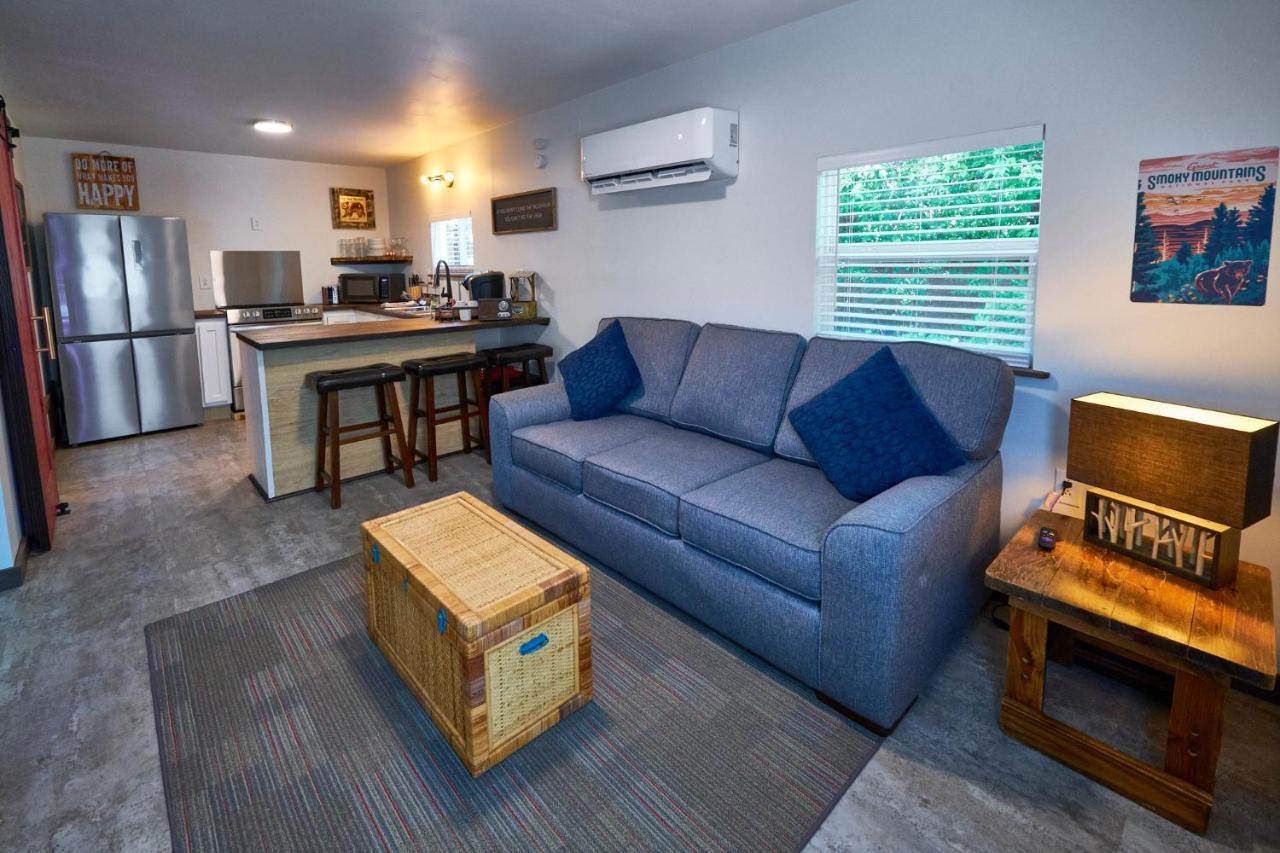 Steps From Downtown Pigeon Forge Parkway + Private Hottub And Firepit - Wifi - Firefly Bungalows 外观 照片