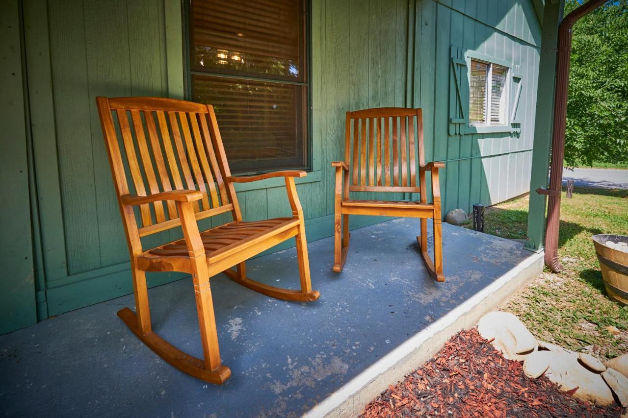 Steps From Downtown Pigeon Forge Parkway + Private Hottub And Firepit - Wifi - Firefly Bungalows 外观 照片