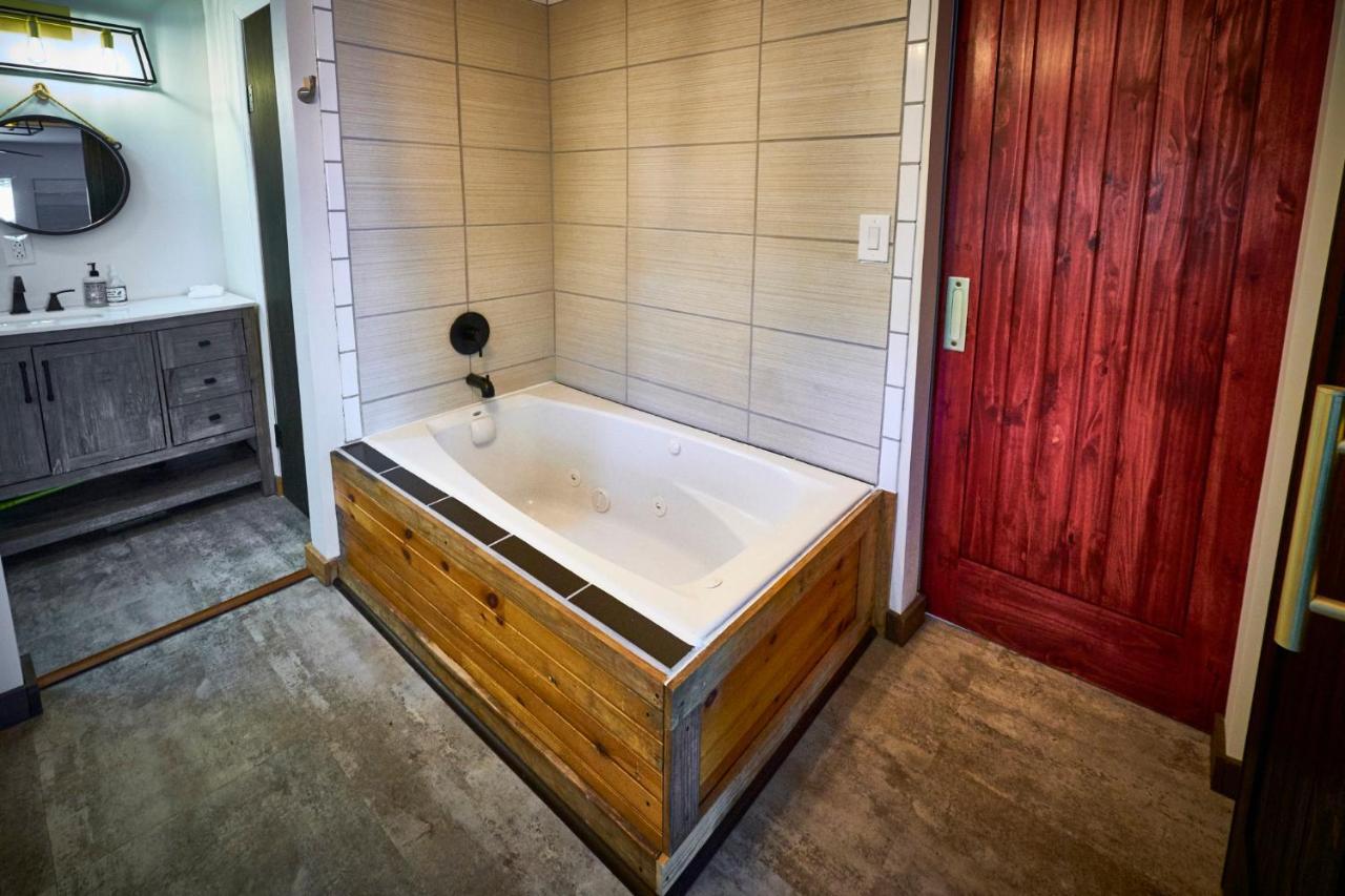 Steps From Downtown Pigeon Forge Parkway + Private Hottub And Firepit - Wifi - Firefly Bungalows 外观 照片
