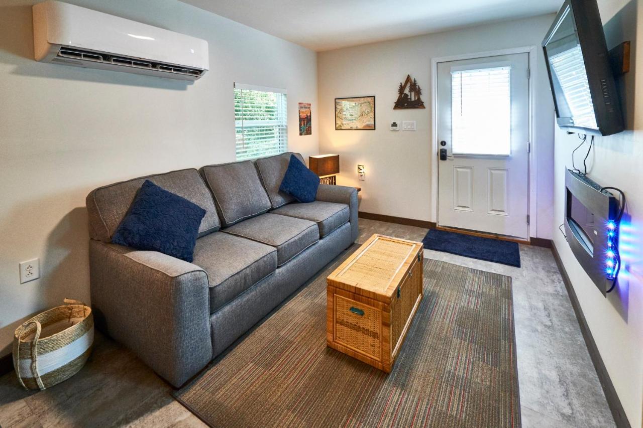 Steps From Downtown Pigeon Forge Parkway + Private Hottub And Firepit - Wifi - Firefly Bungalows 外观 照片