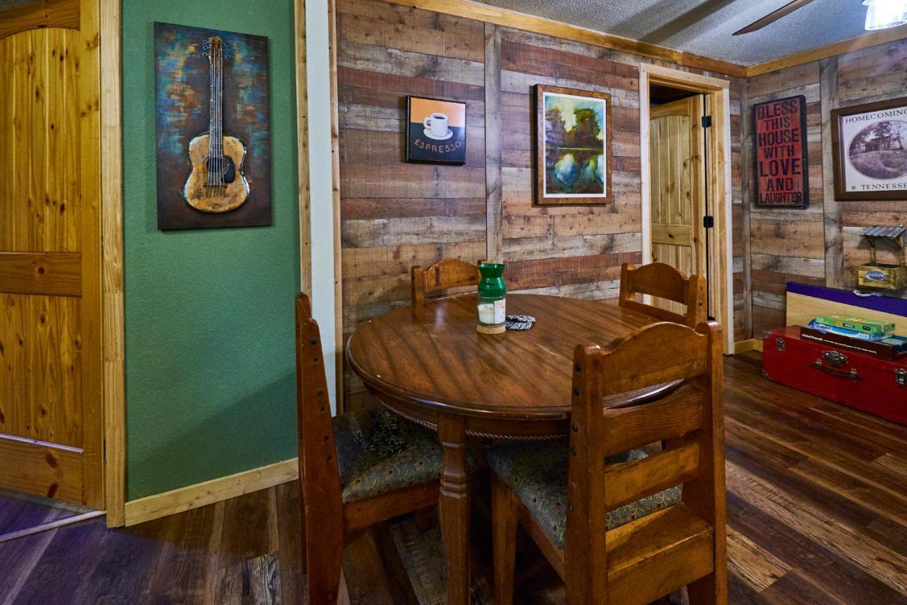 Steps From Downtown Pigeon Forge Parkway + Private Hottub And Firepit - Wifi - Firefly Bungalows 外观 照片