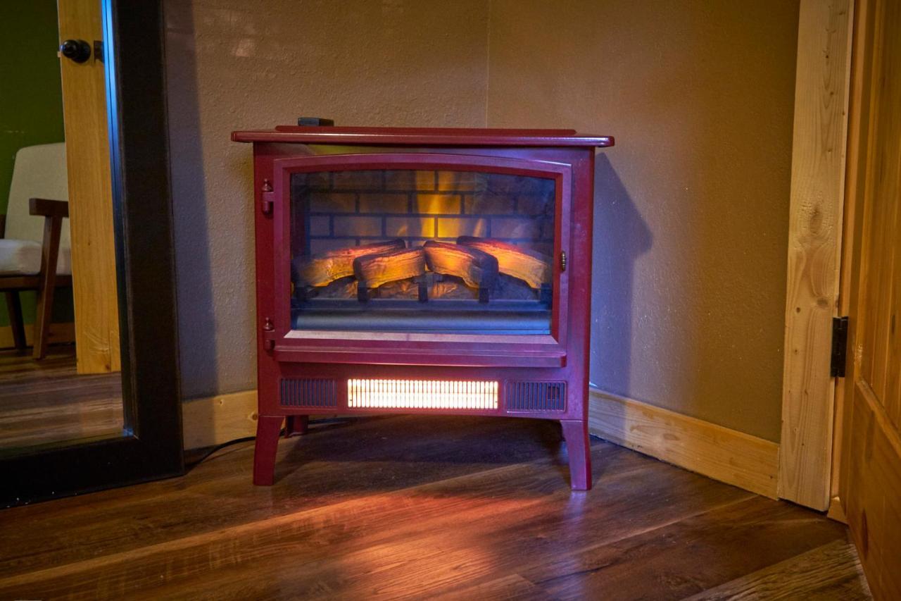 Steps From Downtown Pigeon Forge Parkway + Private Hottub And Firepit - Wifi - Firefly Bungalows 外观 照片