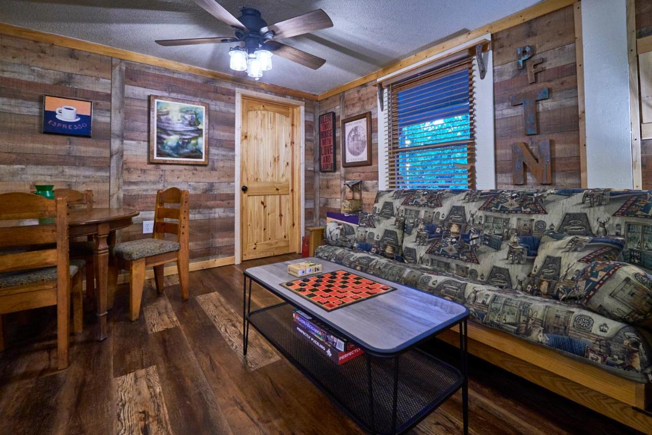 Steps From Downtown Pigeon Forge Parkway + Private Hottub And Firepit - Wifi - Firefly Bungalows 外观 照片