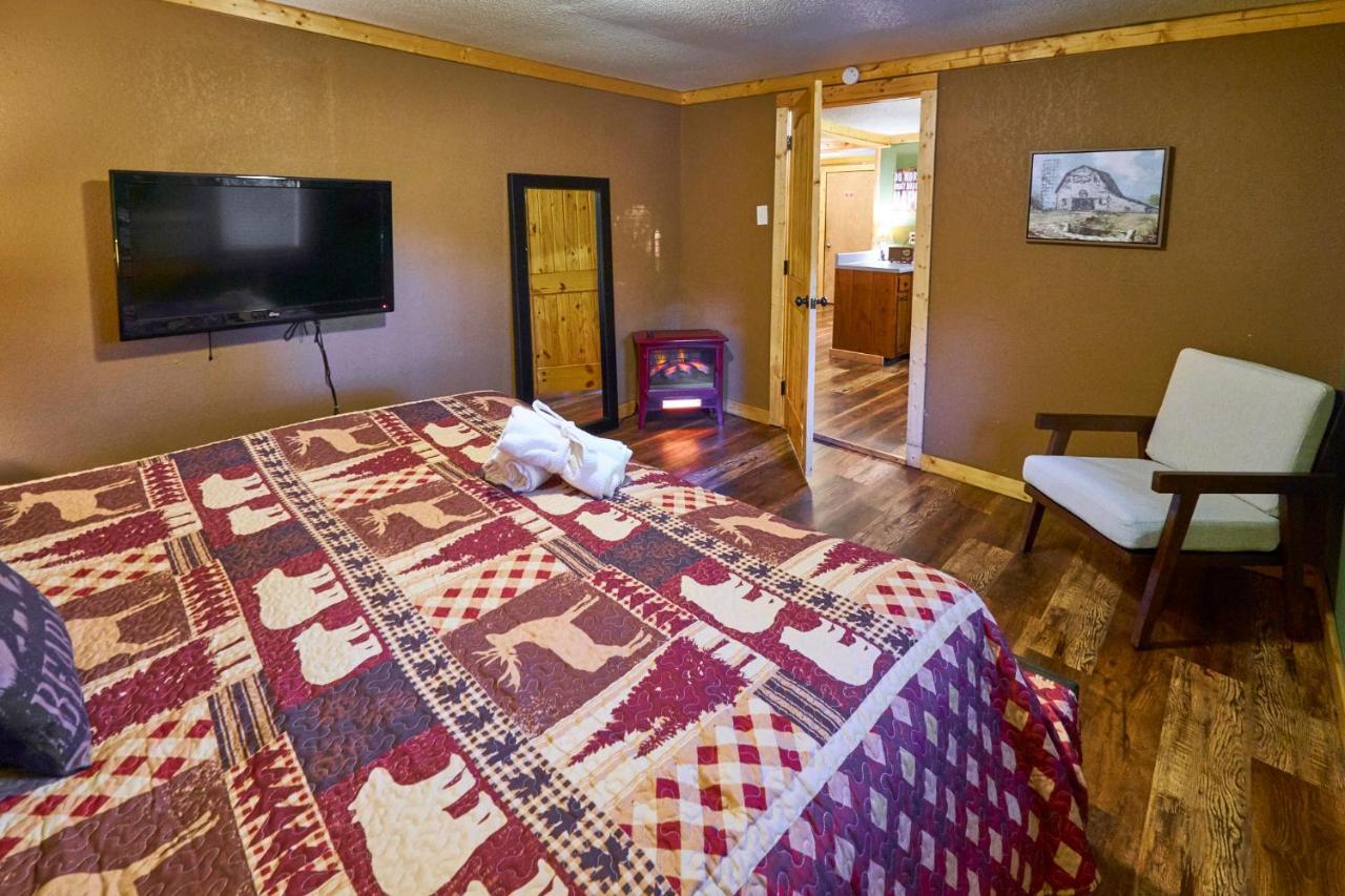 Steps From Downtown Pigeon Forge Parkway + Private Hottub And Firepit - Wifi - Firefly Bungalows 外观 照片